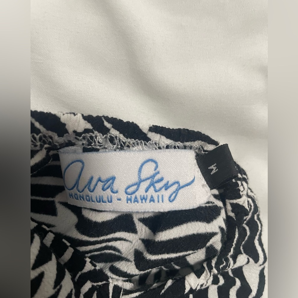 Ava Sky Black and White Patterned Camisole - Picture 3 of 3